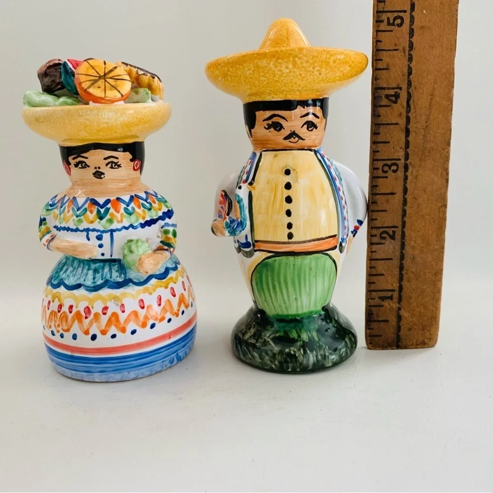 HandPainted MEXICAN FOLK ART Colorful SALT & PEPPER Couple SHAKERS Terracotta